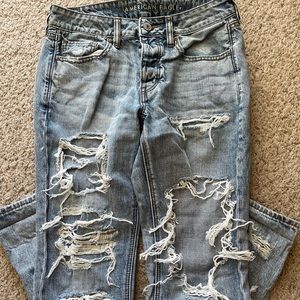 American eagle distressed Tom girl jeans